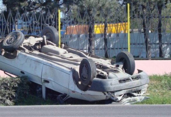 O şoferiţă neatentă s-a răsturnat cu maşina